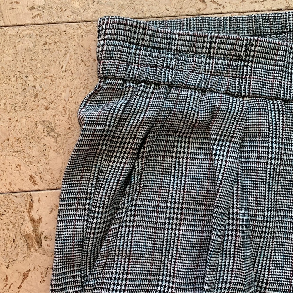 Woman’s pleated dress pant - Picture 4 of 7